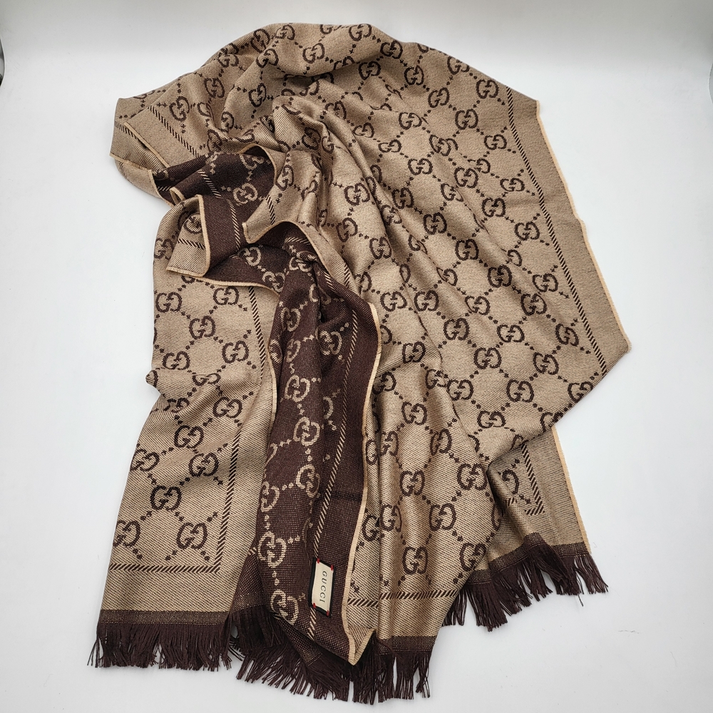Gucci GG Wool Jacquard Large Scarf Reversible in Chocolate and Beige.. - Picture 3 of 12